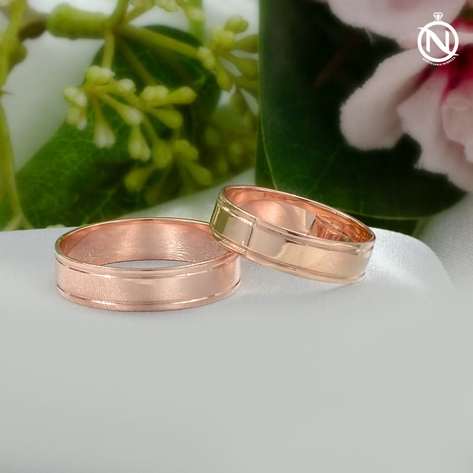 Alianças de casamento em ouro vermelho com frisos separados e 5 mm de largura
